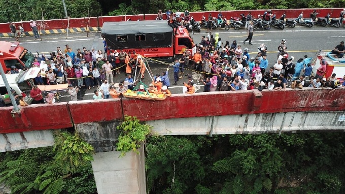 Tim dari Pos SAR 50 Kota saat melakukan evakuasi terhadap warga Pekanbaru bernama Ahmad Rizki yang nekat terjun dari Kelok 9, Kabupaten 50 Kota, Sumatra Barat, Kamis (30/3/2023).